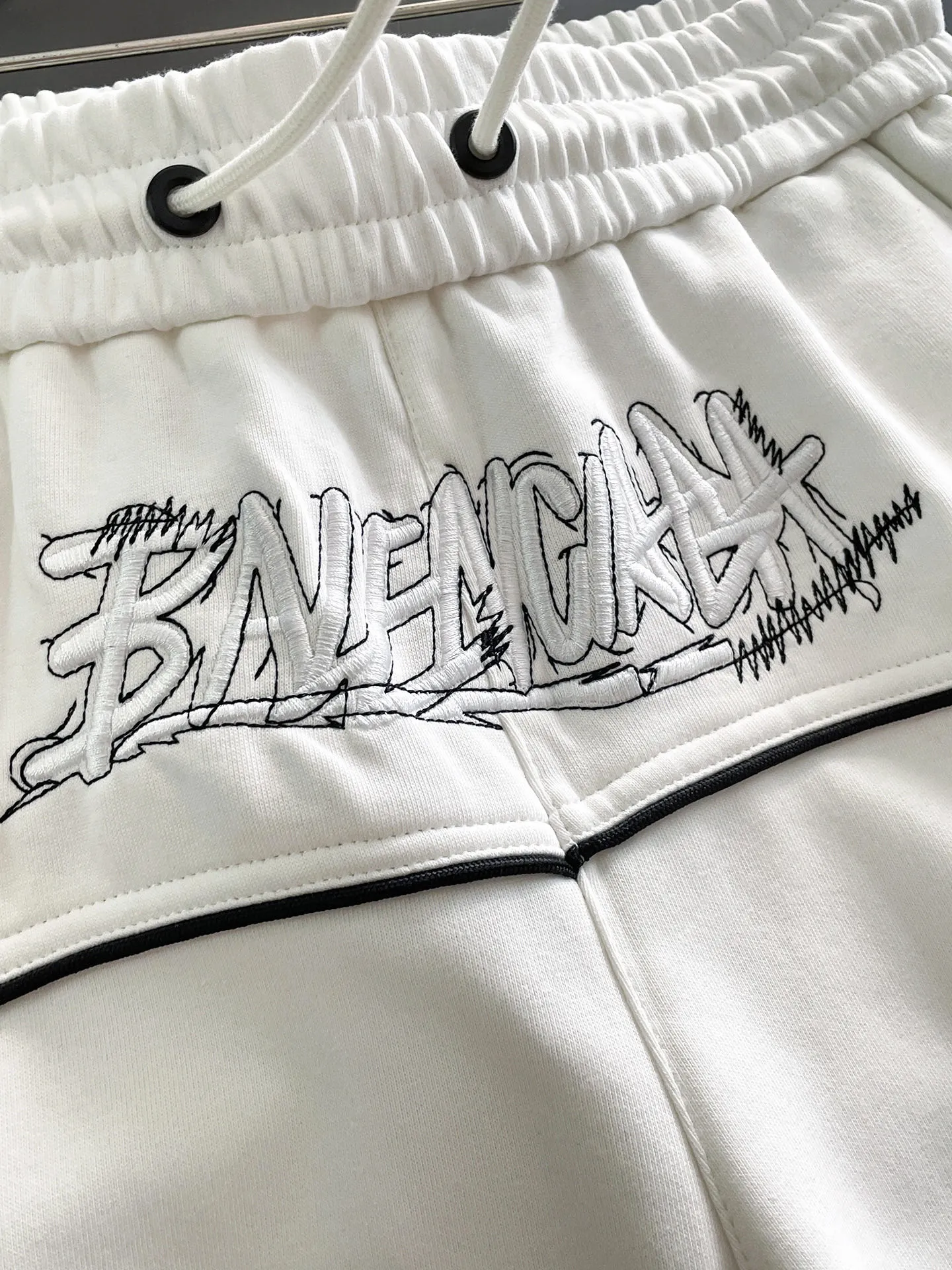 Balenciaga [High Version] 2026 Autumn and Winter latest products, available at counters at the same time, Original product, fashionable casual trousers and casual trousers, using imported original fabrics, top-grade embroidery 🪡 craft letter pattern logo, original hardware accessories decoration, simple yet fashionable, fashionable and handsome upper body, Sizes: M-3XL